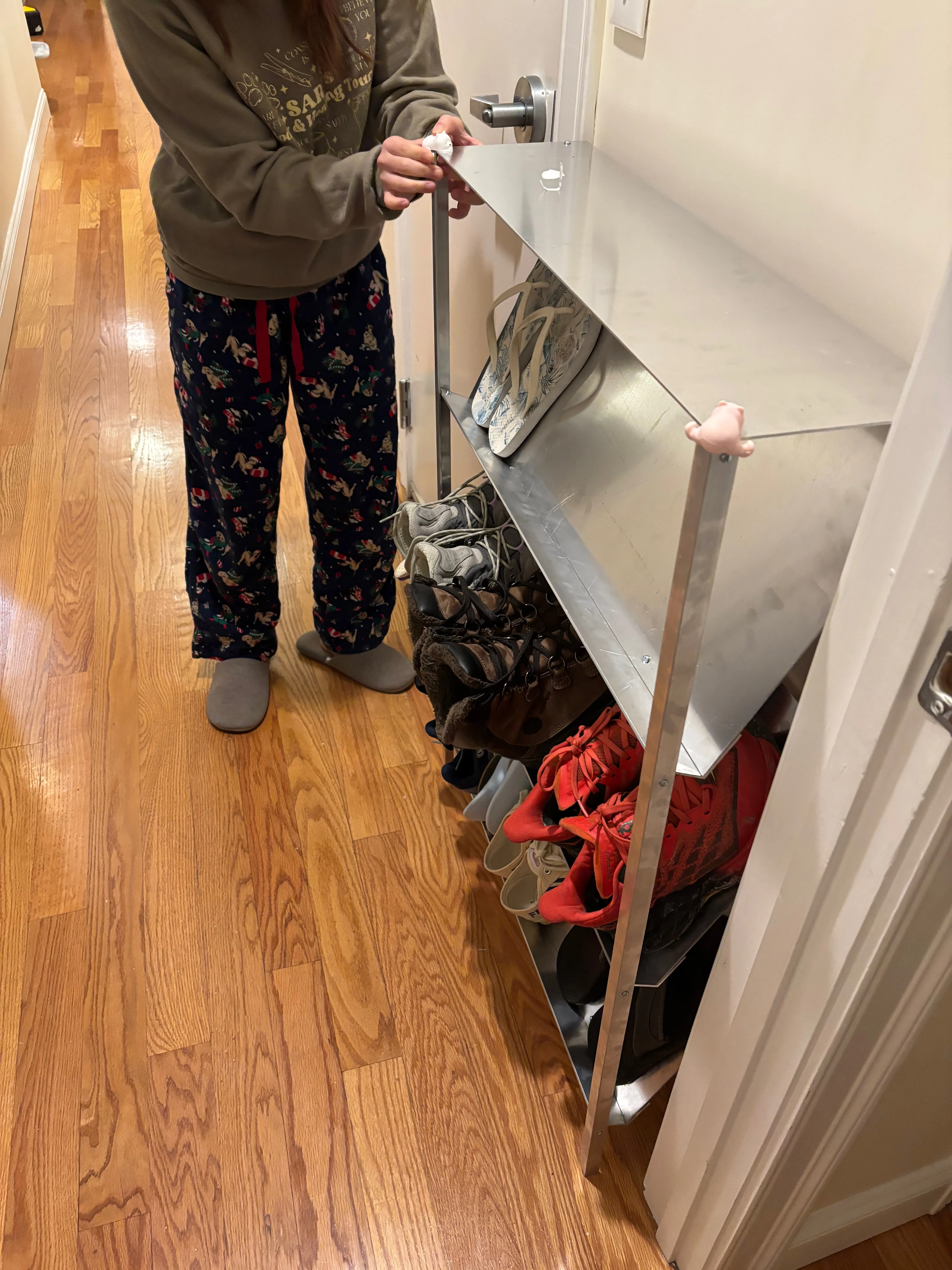 Pin Xiu applying the corner protectors to the front corners