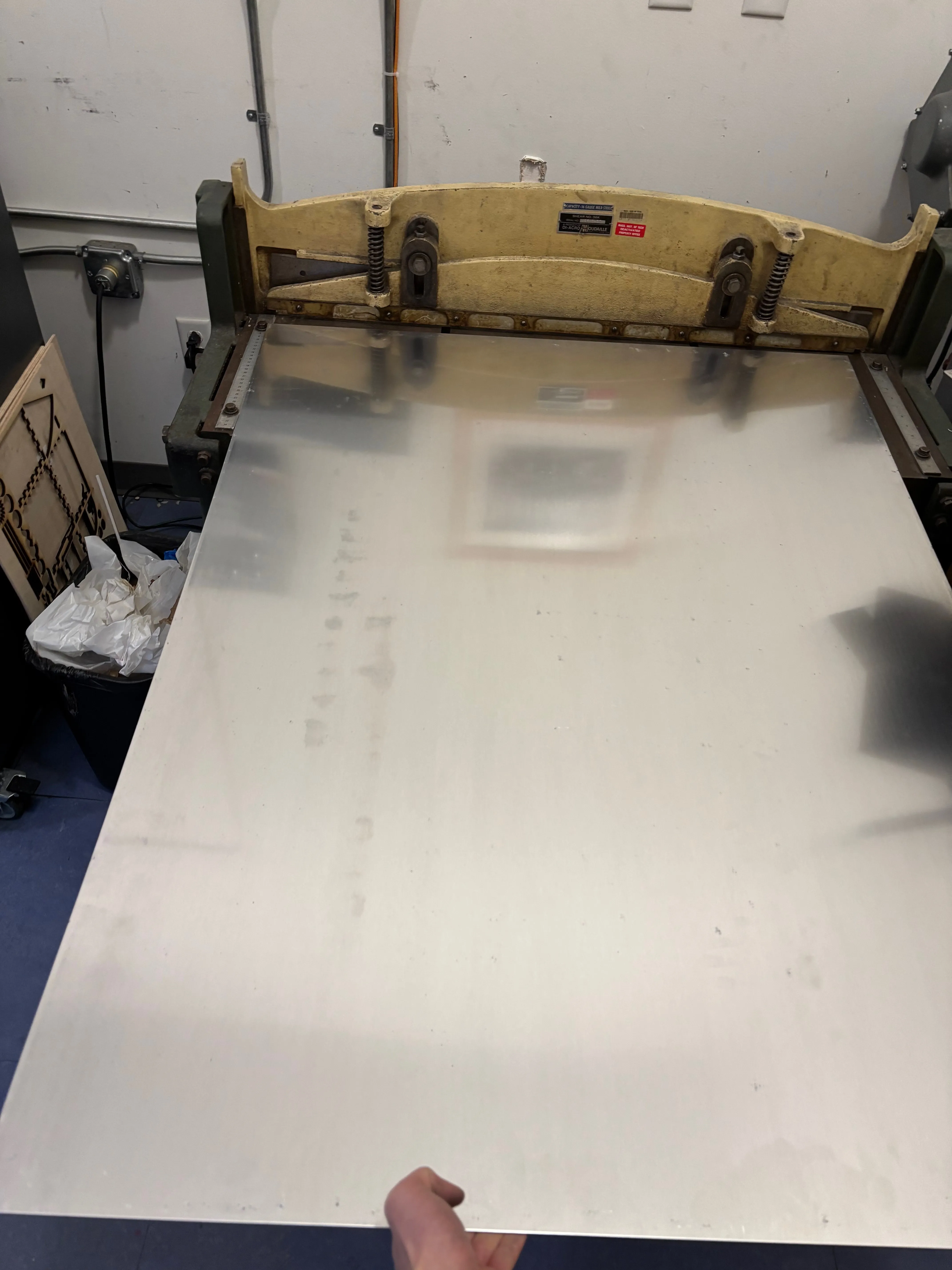 Sheet metal in the sheet metal shear