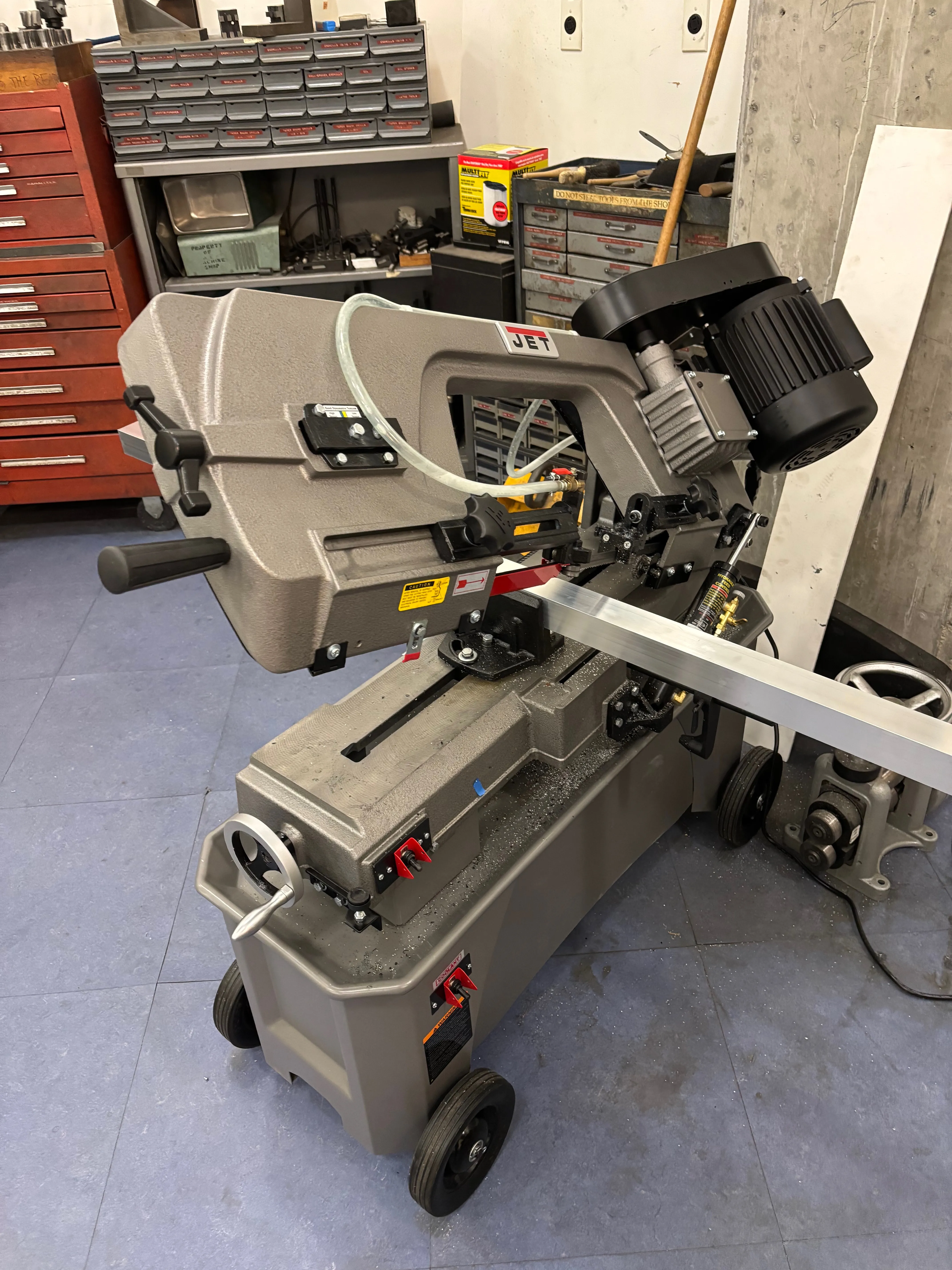Cutting the aluminum angle on the horizontal bandsaw