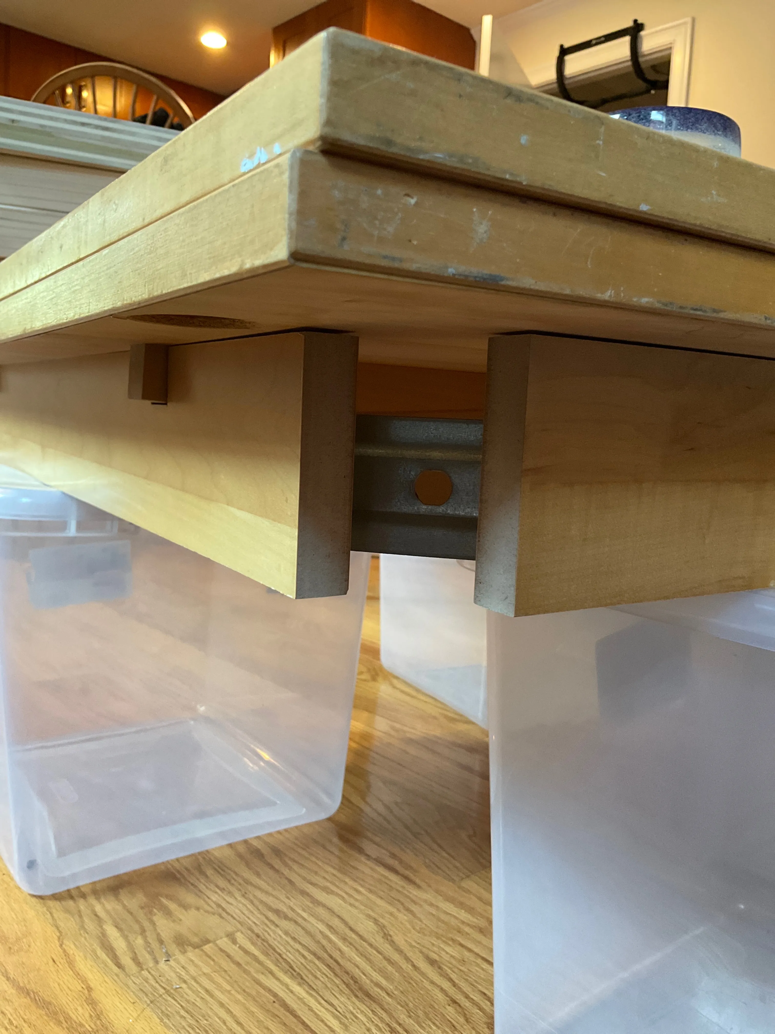 Attachment point between the leg and the table